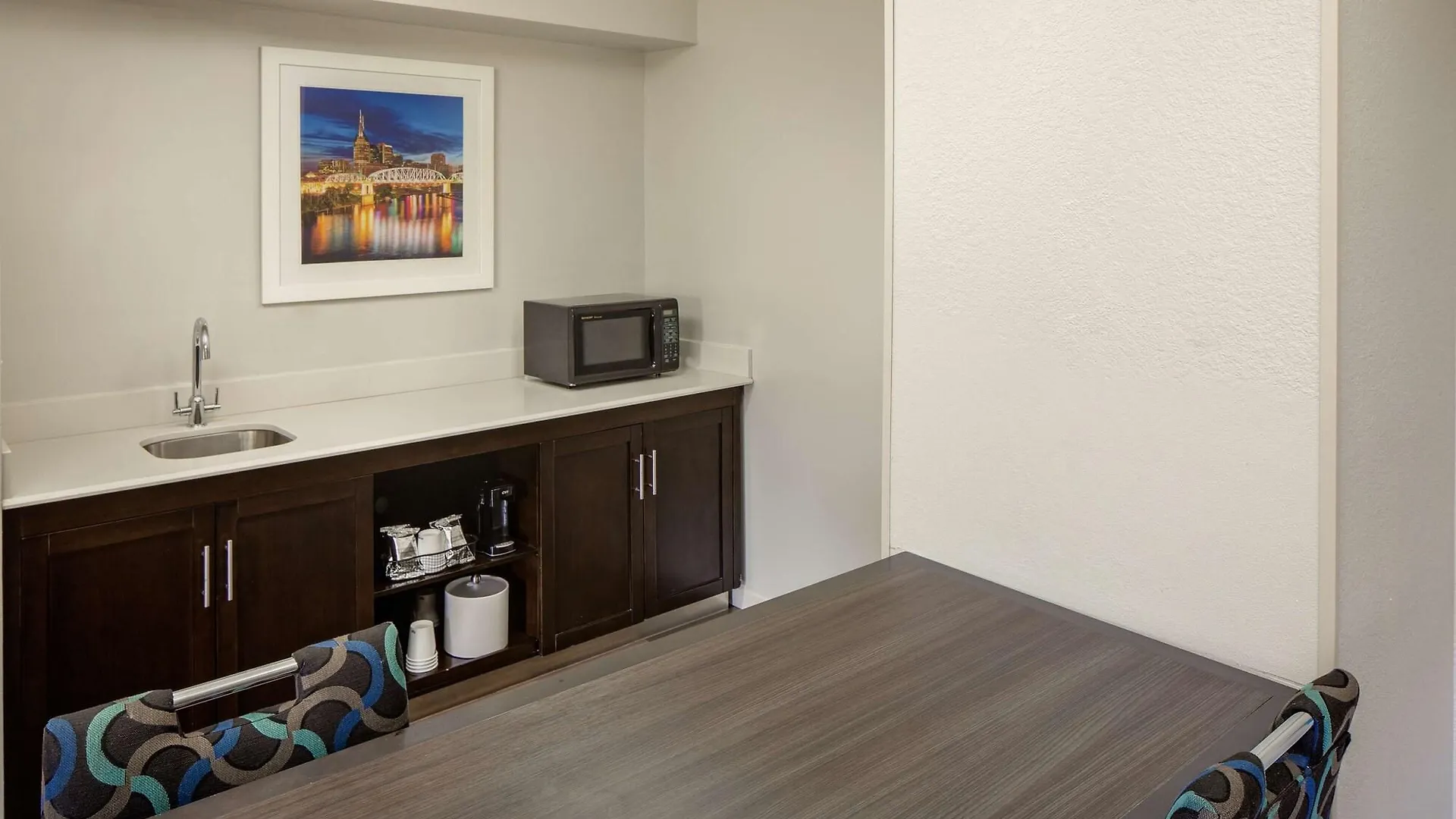 Отель Hampton Inn & Suites Nashville-Airport